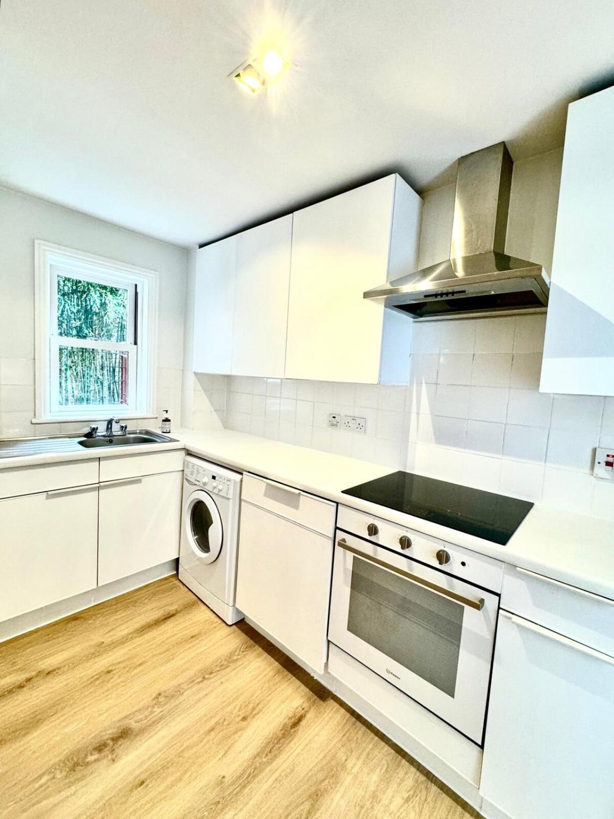Private And Modern One Bed Gated Flat Londra