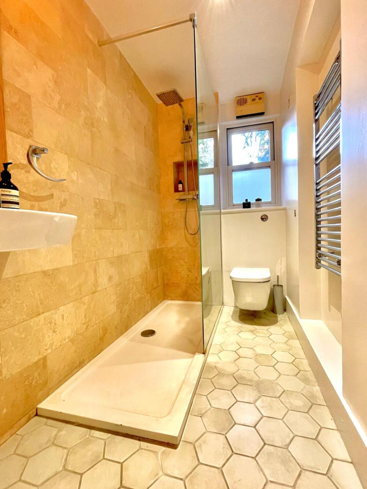 Private And Modern One Bed Gated Flat * Londra