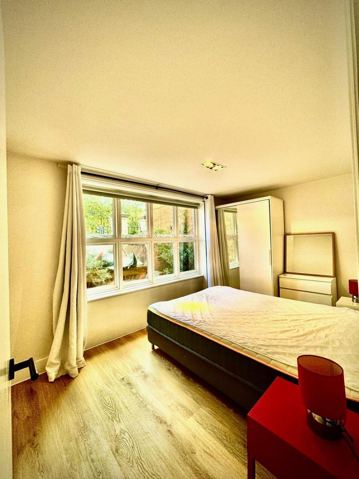Private And Modern One Bed Gated Flat Londra